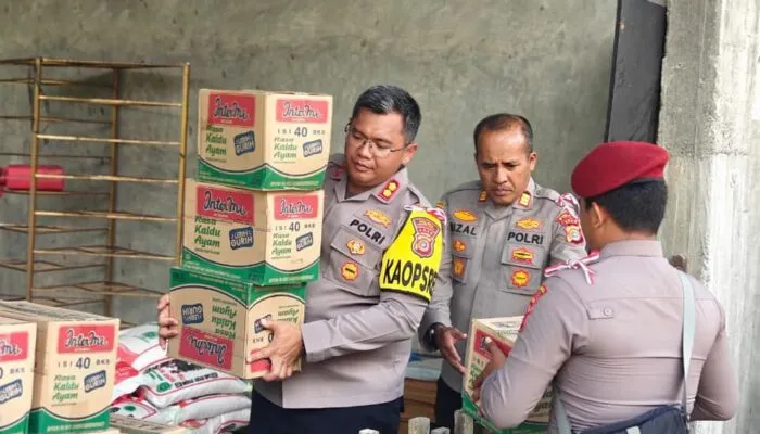 Polres Nagan Raya Salurkan Bantuan Sembako untuk Pesantren dan Warga Terdampak Banjir