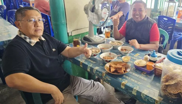 Ngopi, Ngobrol, Nguri-Nguri Budaya: Momen Hangat Anas Urbaningrum & Tridianto di Kopi Rolas Kaliurang”