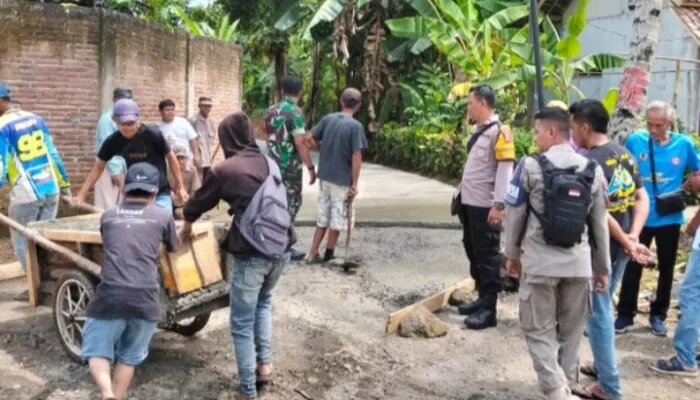Bhabinkamtibmas Awasi Pembangunan Jalan KIP di Desa Neglasari Kota Banjar