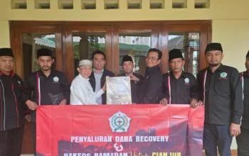 IKAMA Salurkan 500 Kg Kurma dan Bantuan Renovasi untuk Masjid serta Ponpes di Cianjur