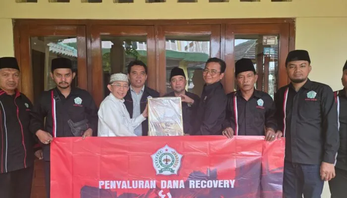 IKAMA Salurkan 500 Kg Kurma dan Bantuan Renovasi untuk Masjid serta Ponpes di Cianjur