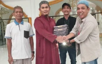Tim Gabungan Pers Serahkan Bantuan Al-Qur’an di Masjid Al-Ikhlas Jatirejo, Perkuat Syiar Ramadhan 1447 H