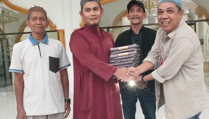 Tim Gabungan Pers Serahkan Bantuan Al-Qur’an di Masjid Al-Ikhlas Jatirejo, Perkuat Syiar Ramadhan 1447 H