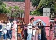 Semangat Ramadhan, Siswa SDN 4 Pangandaran Bersama Guru Bagikan Takjil kepada Pengguna Jalan