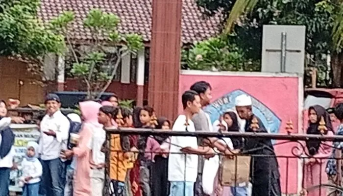 Semangat Ramadhan, Siswa SDN 4 Pangandaran Bersama Guru Bagikan Takjil kepada Pengguna Jalan