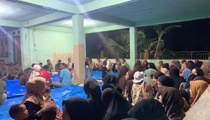 Kades Absen dalam Rapat Warga, Masyarakat Mon Dua Desak Transparansi Dana Desa