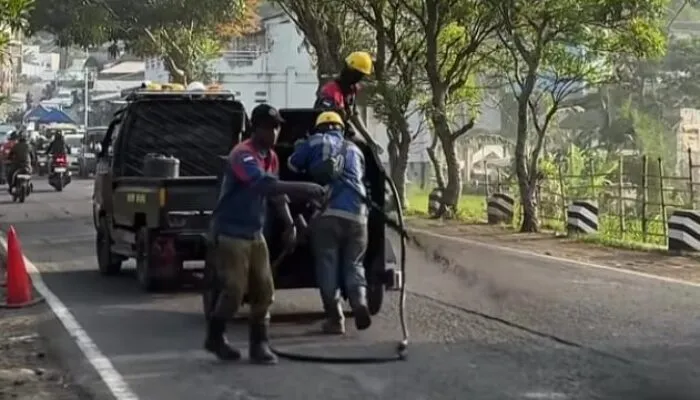 Dinas Binamarga Jabar UPTD IV bersama CV Exsaco Jaya Rekontruksi Jalan Garut – Cikajang