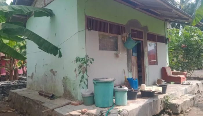 Kisah Memilukan Ma Endeung di Pangandaran: Tinggal di Bangunan Rapuh dan Mandi Menunggu Gelap